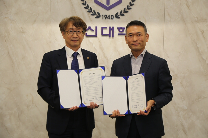 한신대와 ㈜주강로보테크와 인재 양성 및 산학교류를 위한 업무 협약을 체결하고 있다. (사진=한신대학교 제공)