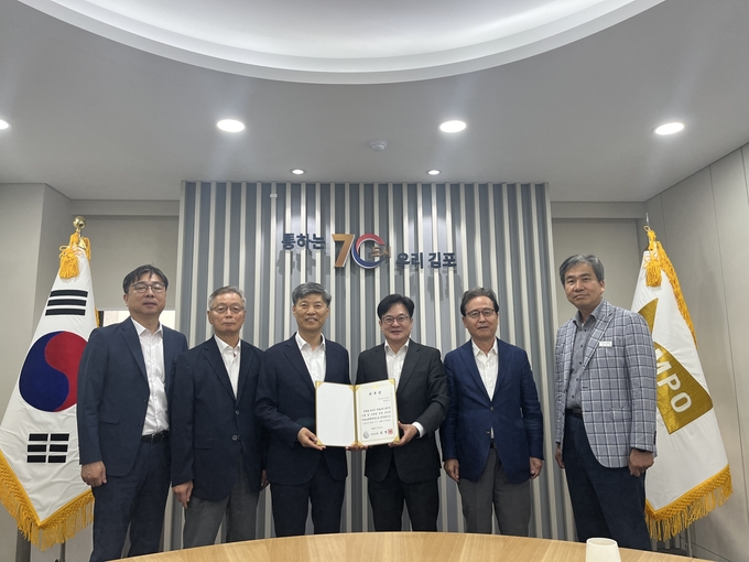 (왼쪽부터) 기획조정실장 두춘언, 한국외교협회 부회장 연정구, 김포시 국제교류협력관 곽성규, 김병수 시장 ,한국외교협회 회장 신봉길, 자치행정과장 송천영. (사진=김포시청 제공)