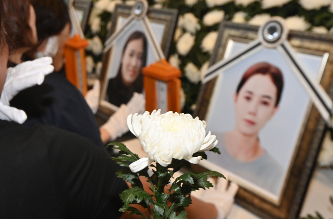 지난 4일 화성시청 로비에 마련된 화성 '아리셀 공장 화재 사고' 추모분향소에서 유가족들이 헌화하고 있다. (사진=옥지훈 기자)