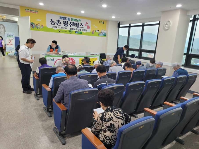 지난 2일 포천시에 소재한 일동농협 건물 3층에서 진행된 ‘경기도 농촌 왕진버스’ 현장에서 어르신들이 진료를 기다리고 있다. (사진=경기도 제공)