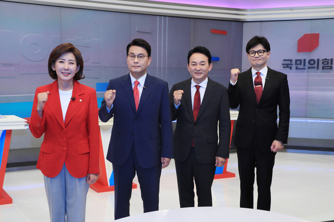 국민의힘 전당대회에 출마한 나경원(왼쪽부터), 윤상현, 원희룡, 한동훈 당대표 후보가 9일 서울 중구 TV조선에서 열린 TV토론회에 참석, 기념을 촬영하고 있다. (사진=연합뉴스)