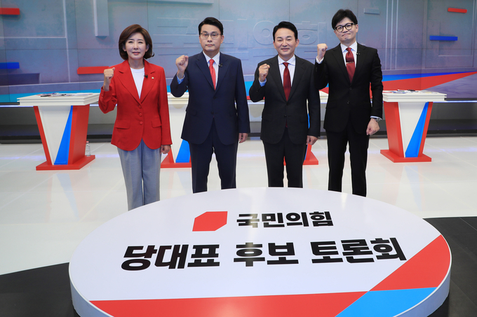 국민의힘 전당대회에 출마한 나경원(왼쪽부터), 윤상현, 원희룡, 한동훈 당대표 후보가 9일 서울 중구 TV조선에서 열린 TV토론회에 참석, 기념을 촬영하고 있다. (사진=연합뉴스)