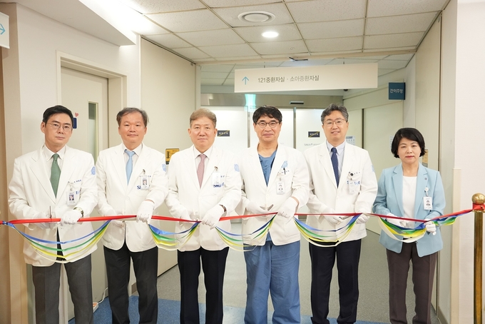 소아중환자실 개소식에서 송정한 원장(왼쪽 세 번째)외 관계자들이 테이프 커팅식을 진행하고 있다. (사진=분당서울대병원 제공)