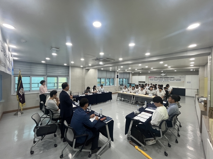 오산정보고등학교장 주훈지의 축사를 경청하는 내외빈 및 학생들의 모습. (사진=오산정보고 제공)