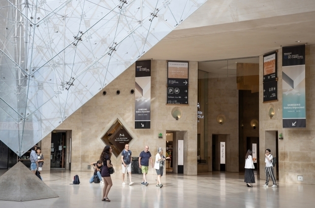 프랑스 파리 ‘카루젤 뒤 루브르(Carrousel du Louvre)’에 게시된 갤럭시 언팩 현수막. (사진=삼성전자 제공)