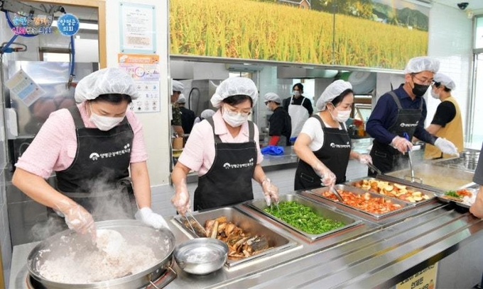 양평군의회 의원들이 양평군 장애인 복지관에서 배식 봉사활동을 실시하고 있다. (사진=양평군의회 제공)