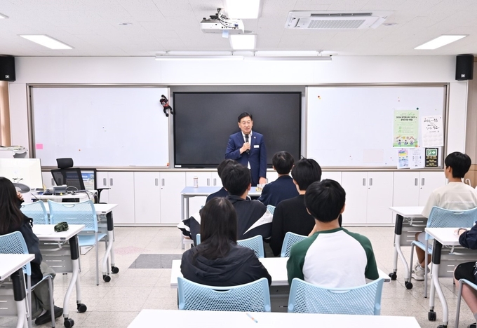 전진선 양평군수가 9일 지평중학교에서 '양평군수의 삶'을 주제로 사람책 프로그램 특강을 진행하고 있다. (사진=양평군 제공)