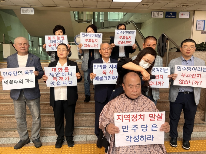 10일 오전 11시 수원시의회 국민의힘 릴레이삭발식에 참여한 이찬용(국힘·곡선) 의원. (사진=장진 기자)