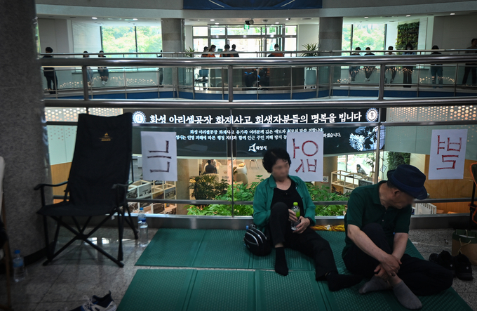  10일 화성 '아리셀 공장 화재 사고' 유가족이 화성시청 시장실 앞을 점령해 농성을 벌이고 있다. (사진=옥지훈 기자)