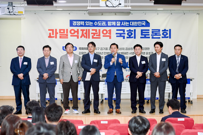 10일 오전에 열린 '과밀억제권역 국회 토론회'에서 이재준 수원특례시장이 인사말을 하고 있다. (사진=수원특례시 제공)
