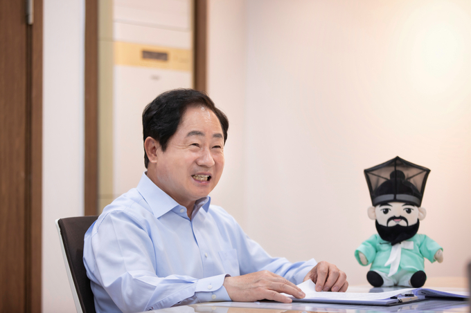 주광덕 남양주시장이 KBS ‘인사이드 경인’ 녹화방송에 출연해 민선 8기 전반기 성과와 후반기 시정계획에 대해 설명하고 있다. (사진=남양주시 제공)