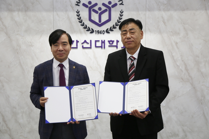 한신대학교와 은혜고등학교가 교류협력 협약을 맺었다.사진=(왼쪽부터) 한신대 강성영 총장, 은혜고 최종환 교장/한신대학교 제공)