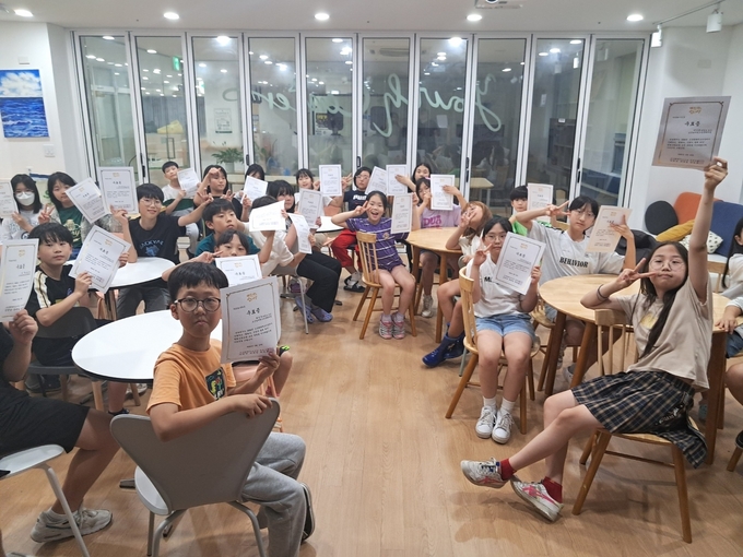 오산시가 오산평화의소녀상 평화·인권교육 수강생들에게 수료증을 전달했다. (사진=오산시 제공)