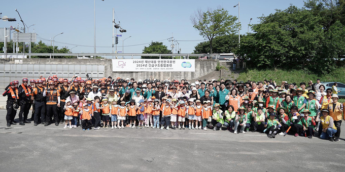 2024년 성남시 재난대응 안전한국 훈련에 참가한 시 관계자들이 기념촬영을 하고 있다. (사진=성남시 제공)