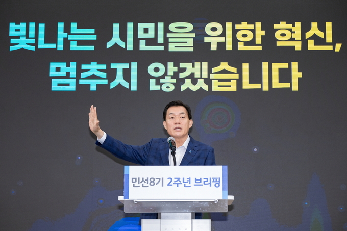 지난 8일 진행된 수원시 민선8기 2주년 브리핑에서 이재준 수원시장이 발언하고 있는 모습. (사진=수원시 제공)
