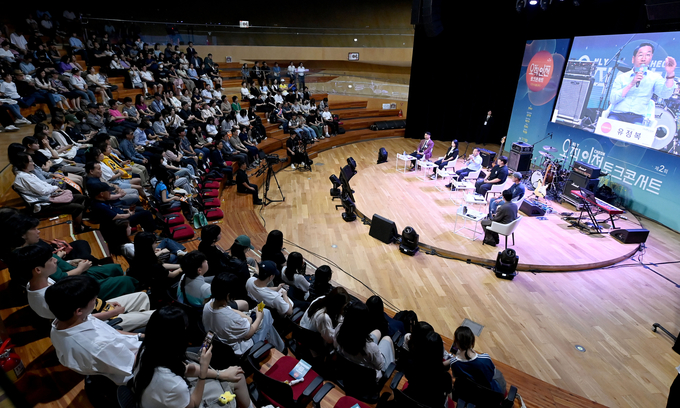 지난 10일 유정복 인천시장이 연수구 트라이보울에서 열린 '제2회 오직인천 토크콘서트'에서 패널들과 '인천의 미래를 말하다'를 주제로 대화하고 있다. ( 사진 = 인천시 제공 )