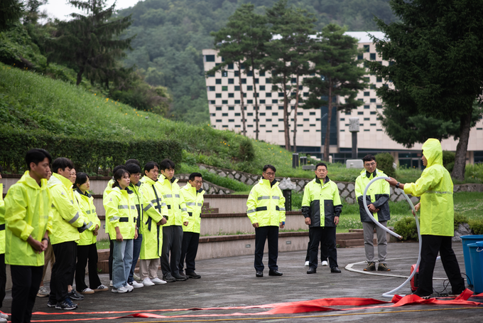 인천시설공단 직원들이 인천가족공원에서 풍수해 대비 모의훈련을 하고 있다. ( 사진 = 인천시설공단 제공 )