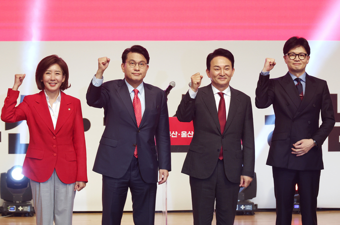 국민의힘 대표 후보들이 10일 오후 부산 벡스코에서 열린 제4차 전당대회 부산, 울산, 경남 합동연설회에서 인사하고 있다.. (사진=연합뉴스)