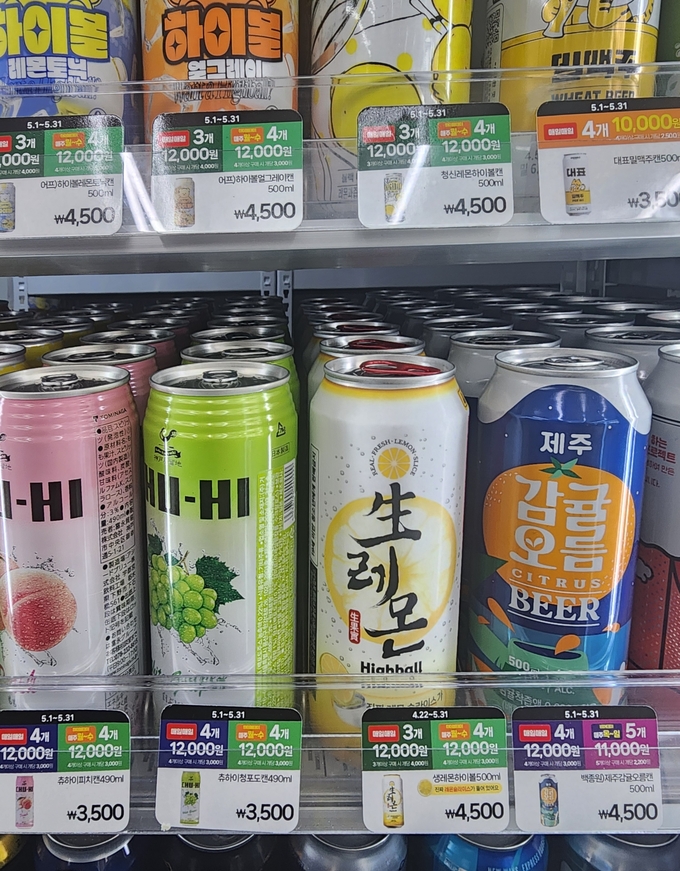 편의점 주류 매대에 진열된 캔하이볼 제품들. (사진=이효정 기자)