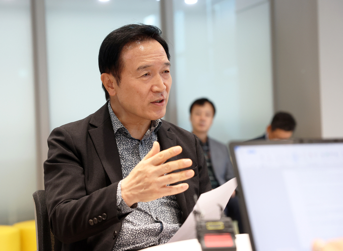 지난 10일 열린 출입기자간담회에서 임태희 경기도교육감이 교육공무직 총파업에 대한 입장을 밝히고 있다. (사진=경기도교육청 제공)