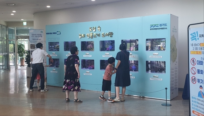 관람객들이 하남시 미사도서에 운영중인 '도심 속 토종 민물고기 이동도서관' 구경하고 있다. (사진=하남시 제공)