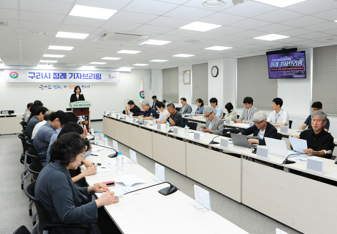  조명아 구리시 환경관리사업소장이 11일 시청 본관 3층 종합상황실에서 정례 기자브리핑을 통해 소관 업무를 설명하고 있다. (사진=구리시 제공)