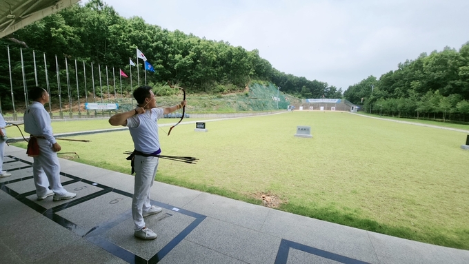 강화군이 제2회 강화군수기 17개 시․도 대표 궁도대회를 열고 있다. ( 사진 = 강화군 제공 )