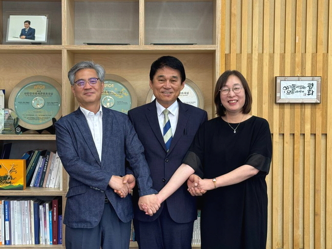 최우규 안양문화예술재단 대표가 광명문화재단, 금천문화재단과 안양천 문화 활성화를 논의한 뒤 기념촬영을 하고 있다.(왼쪽부터 서영철 금천문화재단 대표, 최우규 대표, 어연선 광명문화재단 대표). (사진=안양문화예술재단 제공)