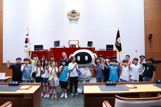 성남 중부초등학교 5학년 학생 23명이 시의회를 방문해 홍보관을 견학하고 있다. (사진=성남시의회 제공)