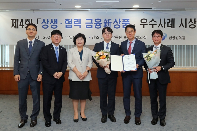 김미영 금융감독원 금융소비자보호처장(왼쪽 3번째), 김범석 우리은행 국내영업부문장(오른쪽 2번째)이 관계자들과 기념촬영을 하고 있다. (사진=우리은행 제공)