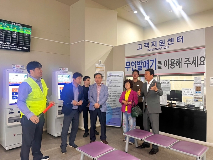 성남시의회 더불어민주당 대표단이 성남종합버스터미널을 방문 관계자들과 간담회를 열었다. (사진=성남시의회 제공)