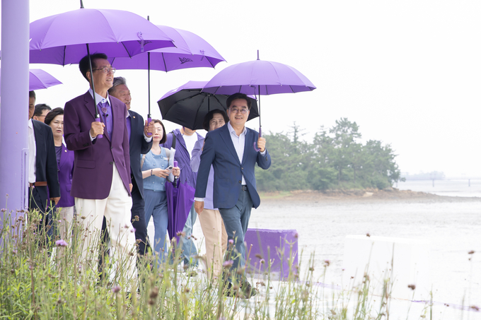 12일 오전 김동연 경기도지사가 박우량 신안군수, 신안군민과 신안 퍼플섬을 둘러보고 있다. (사진=경기도 제공)