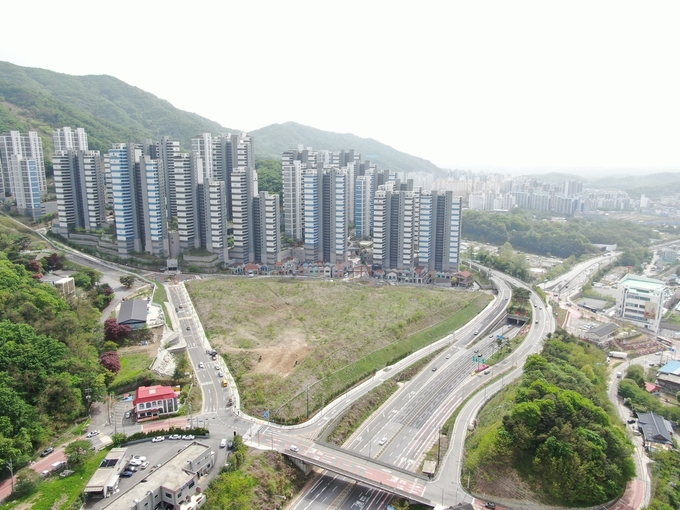 경기동북부 공공의료원 후보지. 아파트 앞 삼각형태의 녹지가 후보지다.(사진=남양주시 제공)