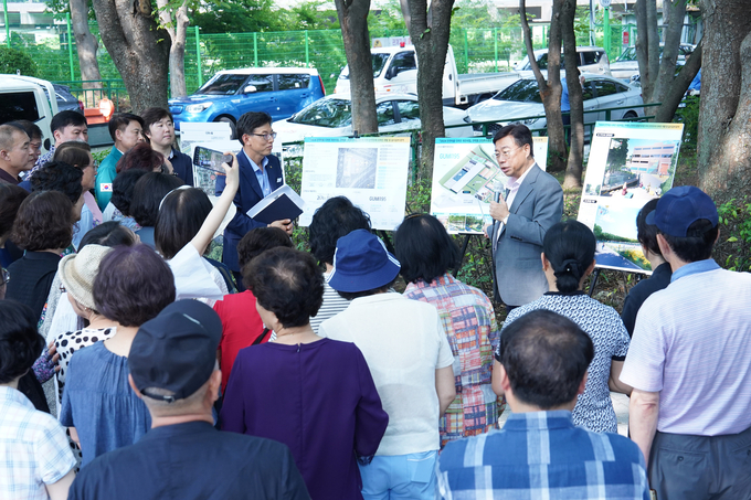 신상진 성남시장이 12알 구미동 옛 하수종말처리장을 방문해 주민들 상대로 즉석 간담회를 열고 있다. (사진=성남시 제공)