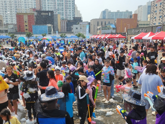 시흥시 월곶동 마을축제추진위원회는 지난 13일 월곶어울림센터 옆 나눔주차장에서 ‘제4회 짠내나는 월곶물총축제’를 개최했다. (사진=시흥시 제공)