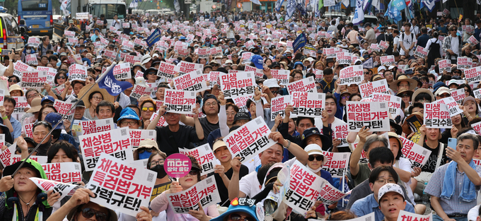 지난 13일 광화문광장 인근에서 열린 채상병 특검법 거부권 규탄 범국민대회에서 참가자들이 구호를 외치고 있다. (사진=연합뉴스)