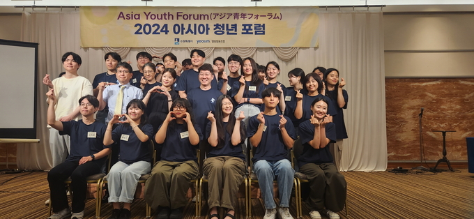 '제2회 아시아 청년포럼'에 참가한 황인국 수원시 제2부시장과 청년 예비창업가들의 모습. (사진=수원시 제공)