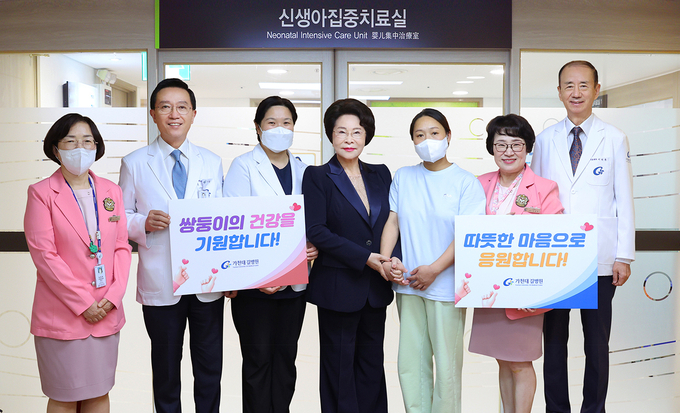 지난 11일 가천대 길병원 신생아집중치료실을 찾은 이길여 가천대 총장(가운데)이 쌍둥이를 출산한 탁북민 산모를 만나 격려 후 기념촬영하고 있다. ( 사진 = 가천대 길병원 제공 )