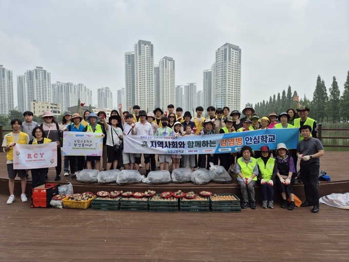 지난 13일 남동구지속가능발전협의회, 도림고등학교 RCY, 보건동아리 학생 등이 해오름호수공원에서 EM흙공 던지기와 미꾸라지 방류행사를 진행했다. 
