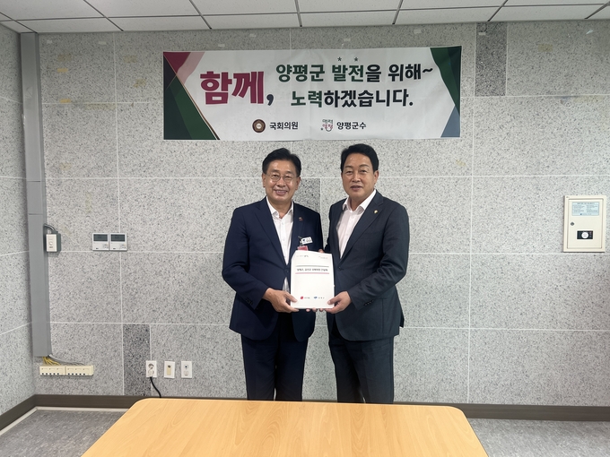 국회의원 회관에서 전진선 양평군수(왼쪽)과 김선교 국회의원이 현안사항을 논의했다. (사진=양평군 제공)