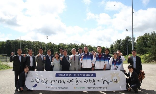 강호동 농협중앙회장(가운데)이 13일 파리올림픽 사전훈련캠프에서 농협 및 선수촌 관계자들과 함께 2024 파리올림픽에서 대한민국 선수단의 선전을 기원하는 파이팅을 외치고있다. (사진=농협중앙회 제공)