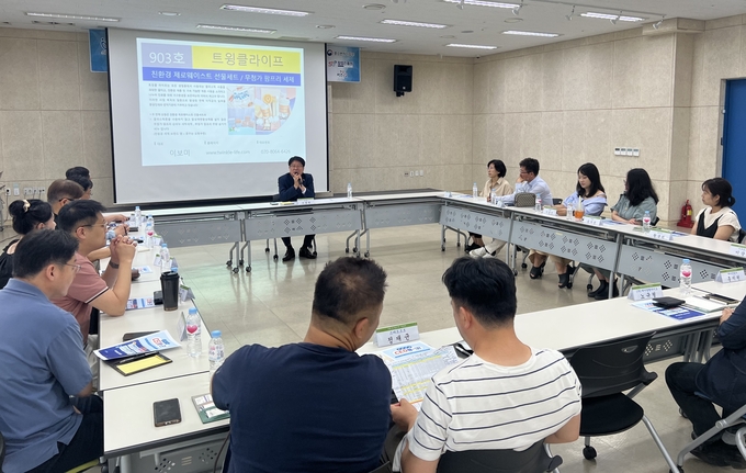 안양산업진흥원이 최근 1인 창조기업지원센터 입주기업 관계자와 교류협력 방안 등을 논의하고 있다.(사진=안양산업진흥원 제공)