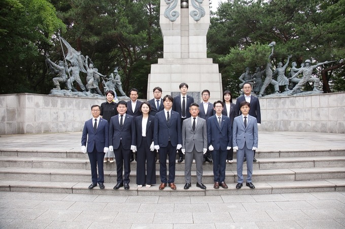 박준모 안양시의회 의장(앞줄 가운데)이 최근 협충탑을 참배한 뒤 부의장, 각 상임위원장 등과 기념촬영을 하고 있다.(사진=안양시의회 제공)