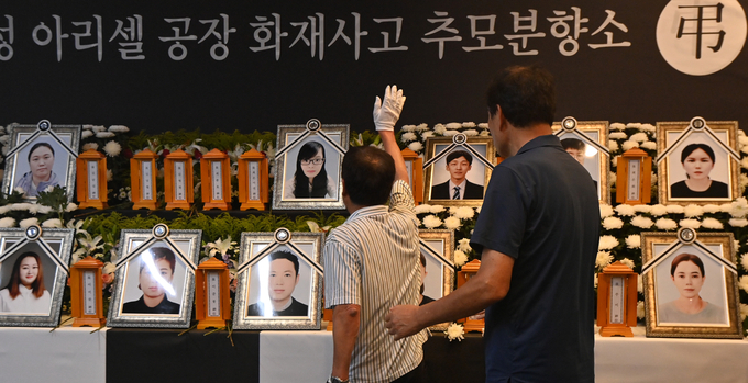  지난 4일 화성시청 로비에 마련된 추모분향소에서 유가족이 울부짖고 있다. (사진=옥지훈 기자)