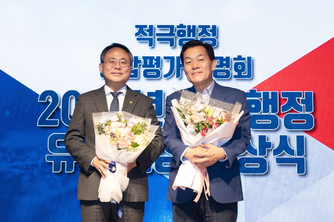 '2024년 지방자치단체 적극행정 종합평가' 수상 후 이재준 수원시장(오른쪽)과 고기동 행정안전부 차관의 기념촬영 모습. (사진=수원시 제공)