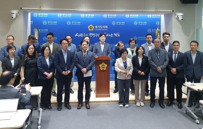 더불어민주당 소속 경기도의원들이 지난 10일 오후 경기도의회에서 기자회견을 갖고 경기도의회 여야 후반기 원 구성 합의 등 지도부의 결정에 대해 반대 입장을 밝히고 있다. (사진=나규항 기자)