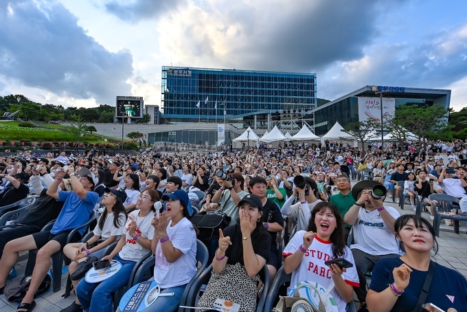 세계관악컨퍼런스 광주 사전행사로 열린 '에어쇼'를 보고 감탄하는 관람객들 모습. (사진=광주시 제공)