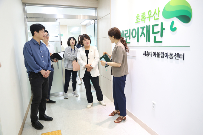 시흥시의회 의원 연구단체 ‘아동주거빈곤 지원정책 연구회’가 지난 11일 정왕본동에 위치한 시흥다어울림아동센터를 방문했다. (사진=시흥시의회 제공)