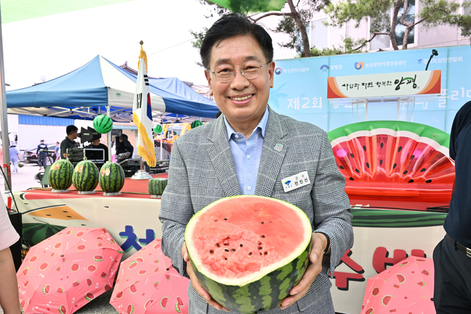 전진선 양평군수가 청운시장에서 수박을 들고 있다. (사진=양평군 제공)