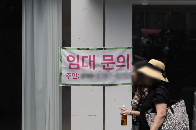 서울 명동 거리의 한 가게에 임대안내 현수막이 붙어 있다. (사진=연합뉴스 제공)
